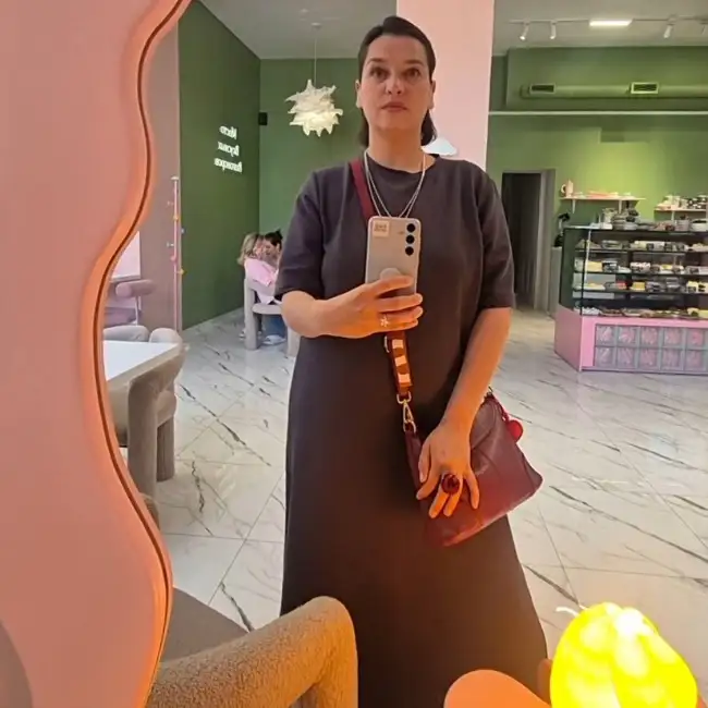 Zarina, 40